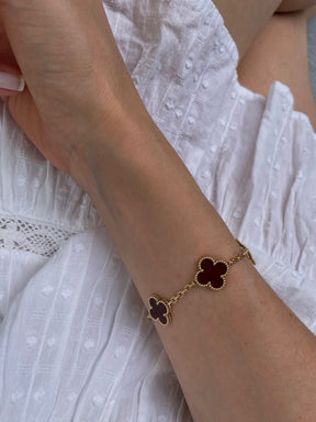 Pulseira Trevo Ônix Dourada Vestimi